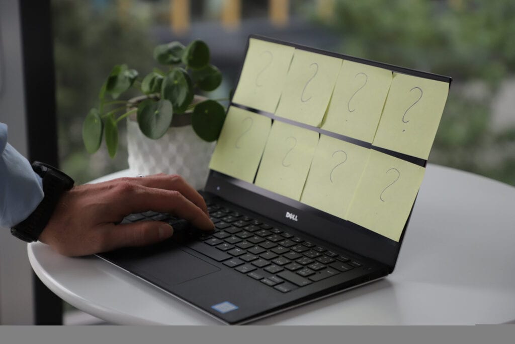 Notebook s postit lepitky s otazniky