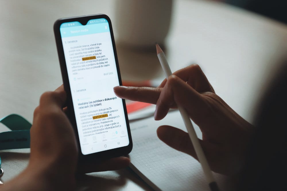 Smartphone s monitoringem